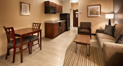 Best Western Plus Boardman Inn & Suites Room Type - Accessible - Suite 1 King Bed, Mobility Accessible, Bathtub, Larger Room, Sofabed, Full Kitchen, Non