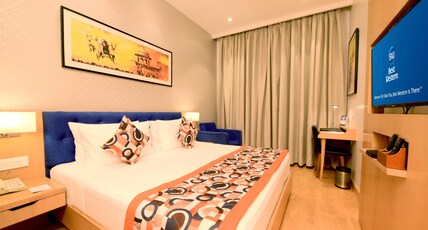 SureStay by Best Western Model Town Room Type - 1 King Bed, Non-Smoking, Standard Room, Flat Screen Television, Mini Bar, In-Room Safe, Coffee Maker