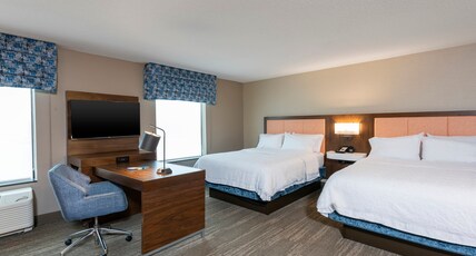 Hampton Inn & Suites by Hilton Marshalltown Room Type - 2 QUEEN SUITE W SOFABED