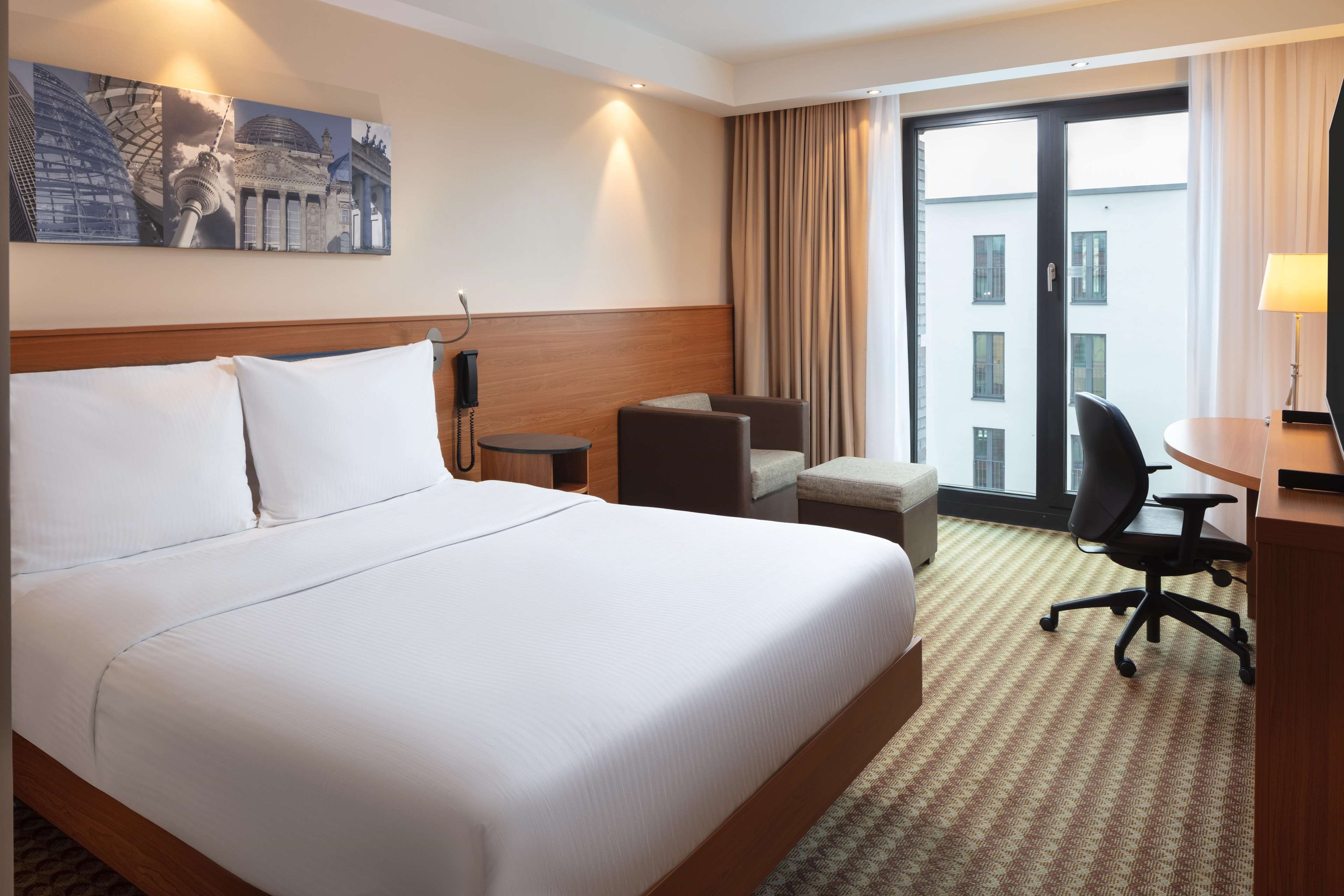 Hampton by Hilton Berlin City West - Tap to explore photos