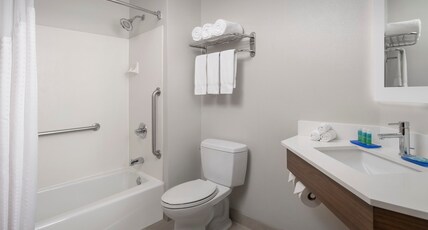 Holiday Inn Express SAN ANTONIO N-RIVERWALK AREA Room Type - 1 King Bed Standard Extra Floor Space