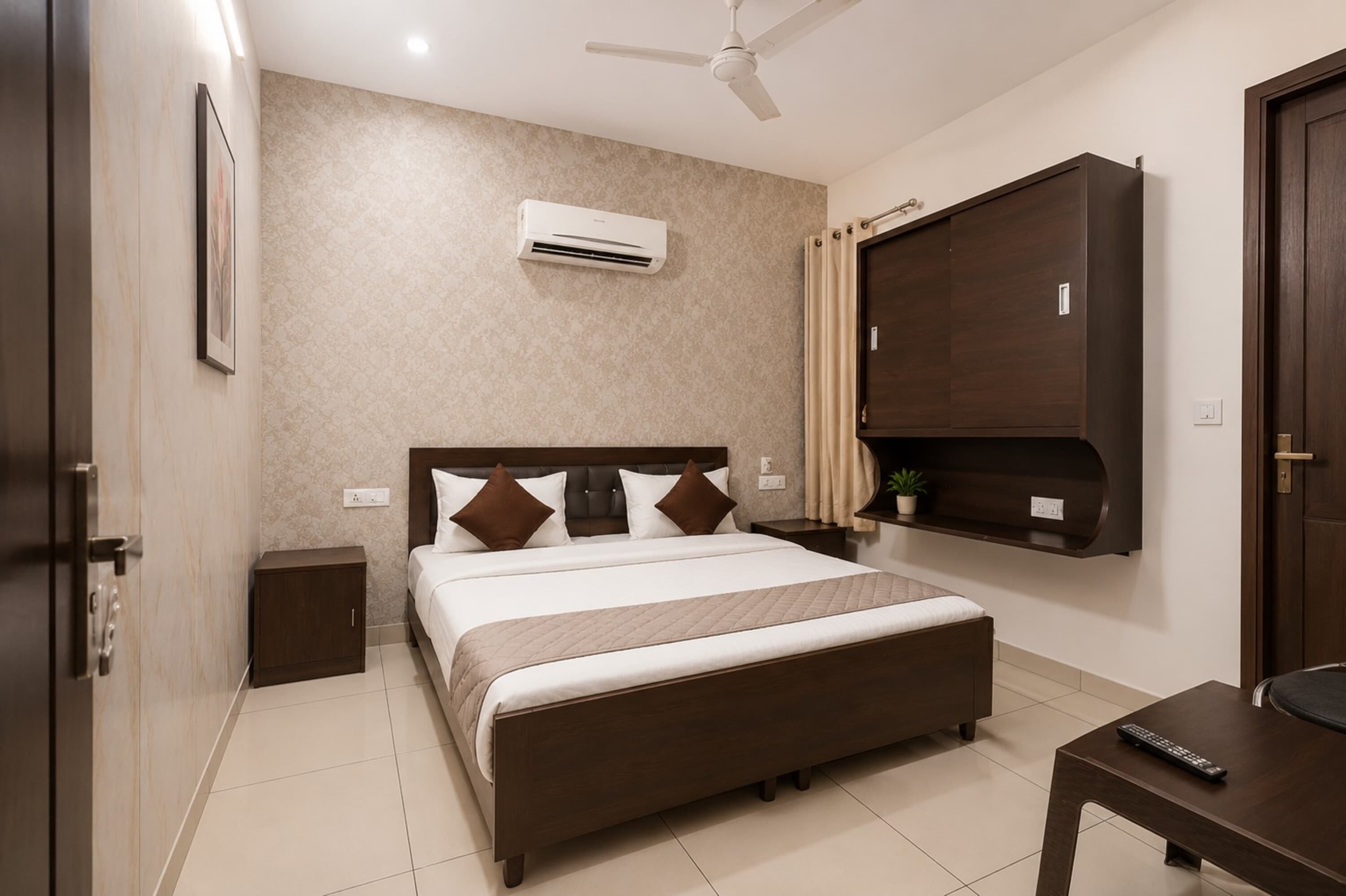 Hotel Devine Opp Jubilee Walk Mall & Near Gurdwara Sohana - Tap to explore photos