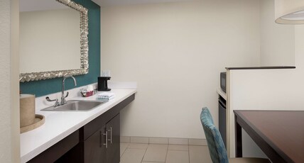 Hampton Inn & Suites Alpharetta Room Type - DOUBLE SUITE-NON-SMOKING