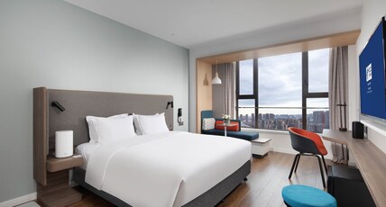 Holiday Inn Express XI Room Type - 1 King Bed Minifridge