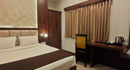 SRS Elegance Room Type - Deluxe Double Room