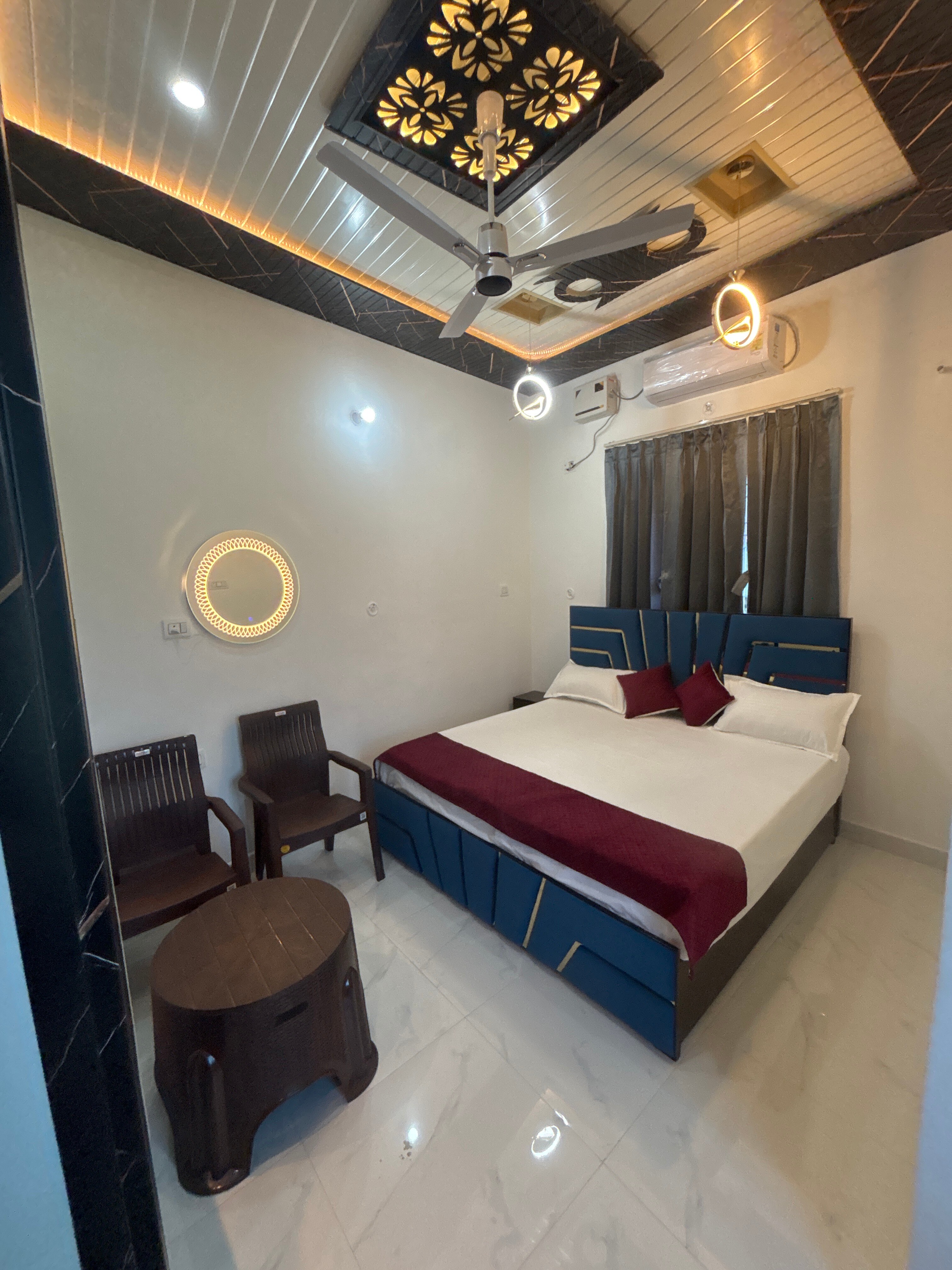 SHSISH KAMAL HOMESTAY & HOTEL - Tap to explore photos