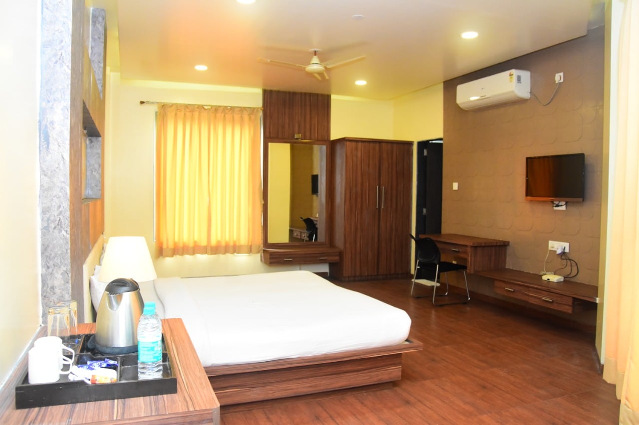 Hotel Paradise - Tap to explore photos