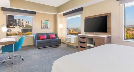 Hampton Inn & Suites Pittsburgh-Downtown Room Type - 1 KNG STUDIO STE CITY VIEW