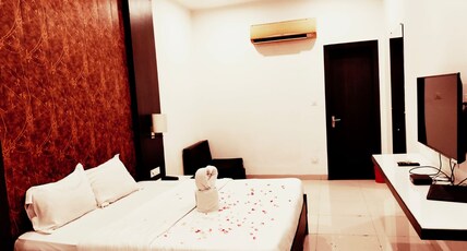 EXPRESS FOOD PLAZA (KOLAGHAT RESORT PVT LTD) Room Type - Deluxe Room with Free WiFi