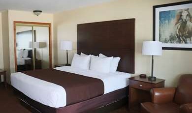 Best Western George West Executive Inn Room Type - 1 King Bed, Non-Smoking, Downstairs, Flat Screen Television, Balcony, Microwave And Refrigerator, Hi