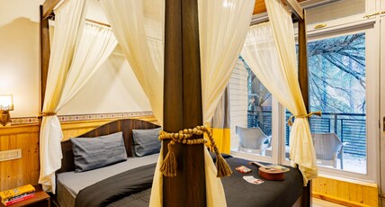 The Hosteller Jibhi Room Type - Duplex Triple Room with Balcony