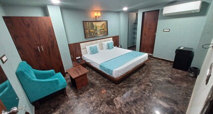 Hotel Queens Hub Room Type - Super Deluxe Room