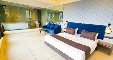 Hotel Nova Bizz Room Type - BIZZ PR. SUITE WITH JACUZZI BUBBLE BATH MASSAGE SPA TUB