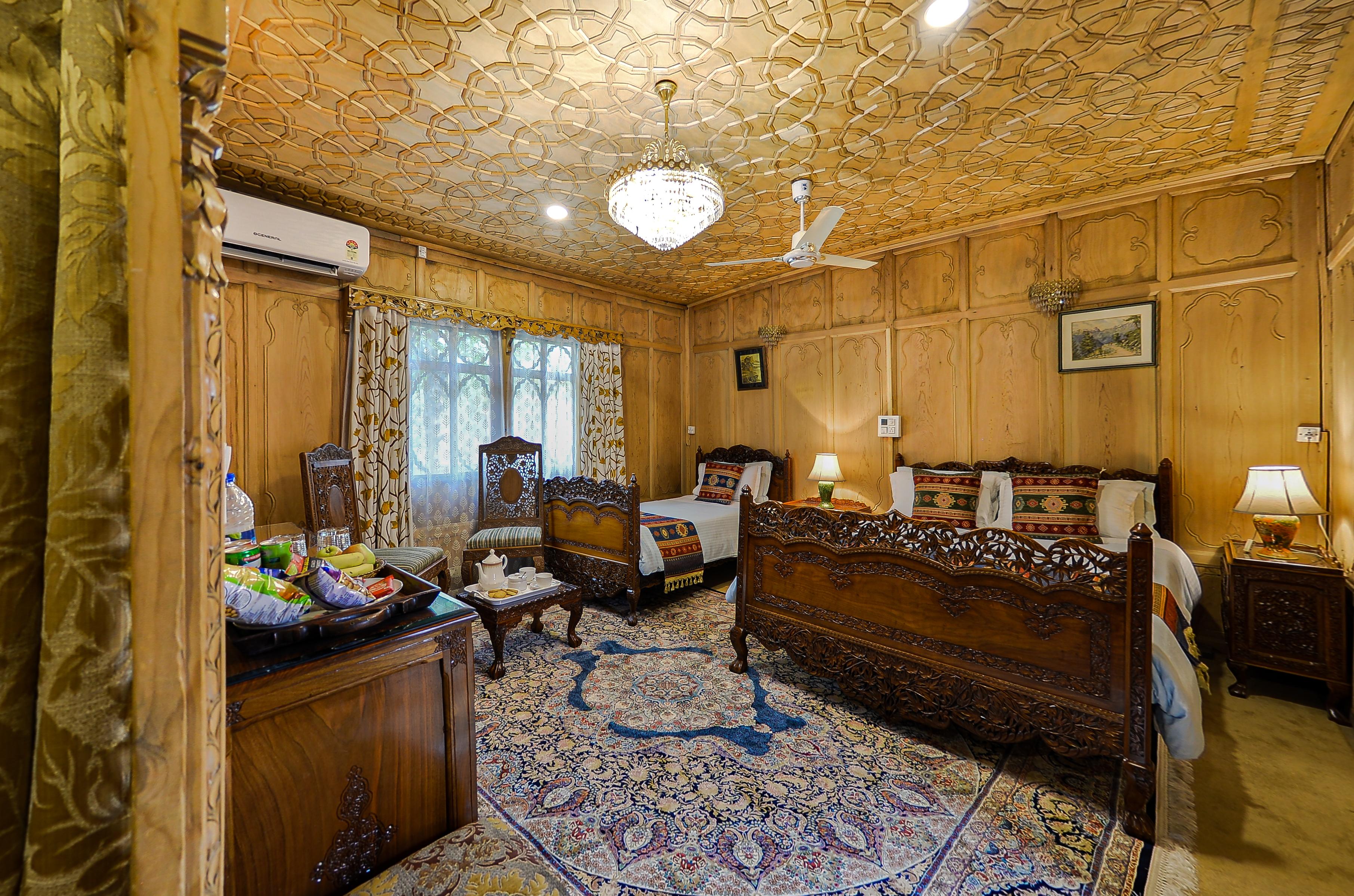 DASTAN HERITAGE HOUSEBOATS - Tap to explore photos