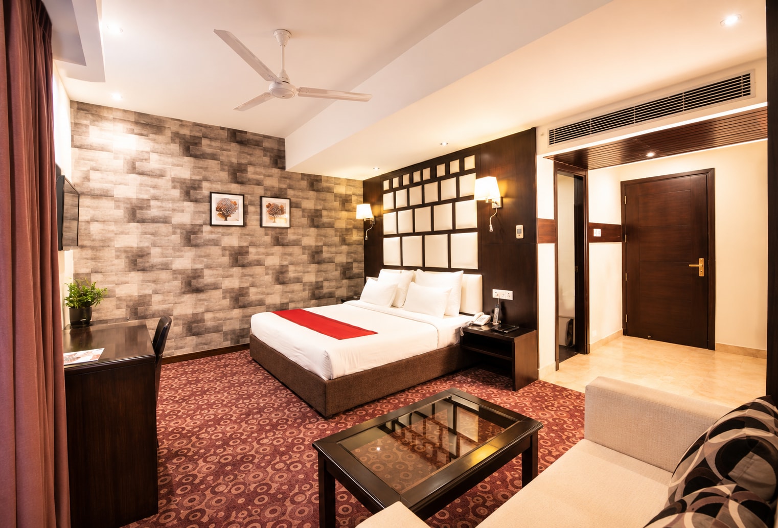 Hotel Oyster City Centre Sector 17 - Tap to explore photos