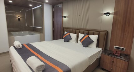 Hotel Shreeji Vatika, Airport Road Room Type - Jucuzzi Suite