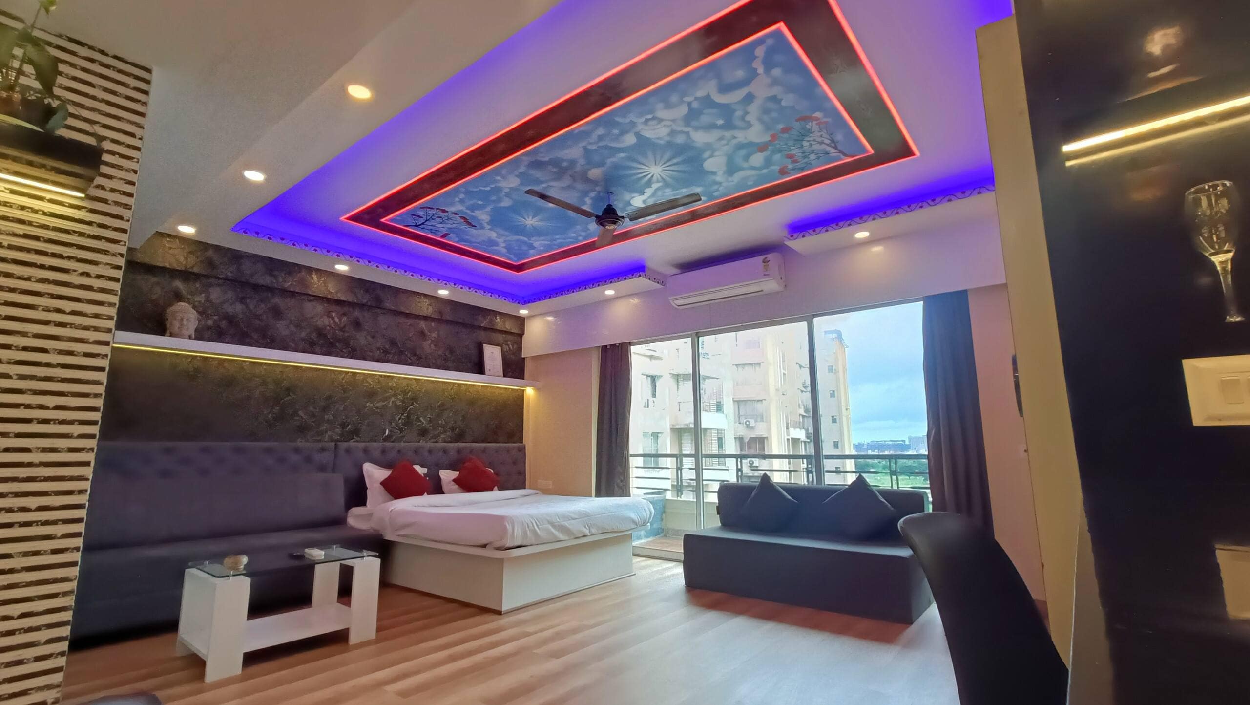 Luxury Jacuzzi Studio - Tap to explore photos