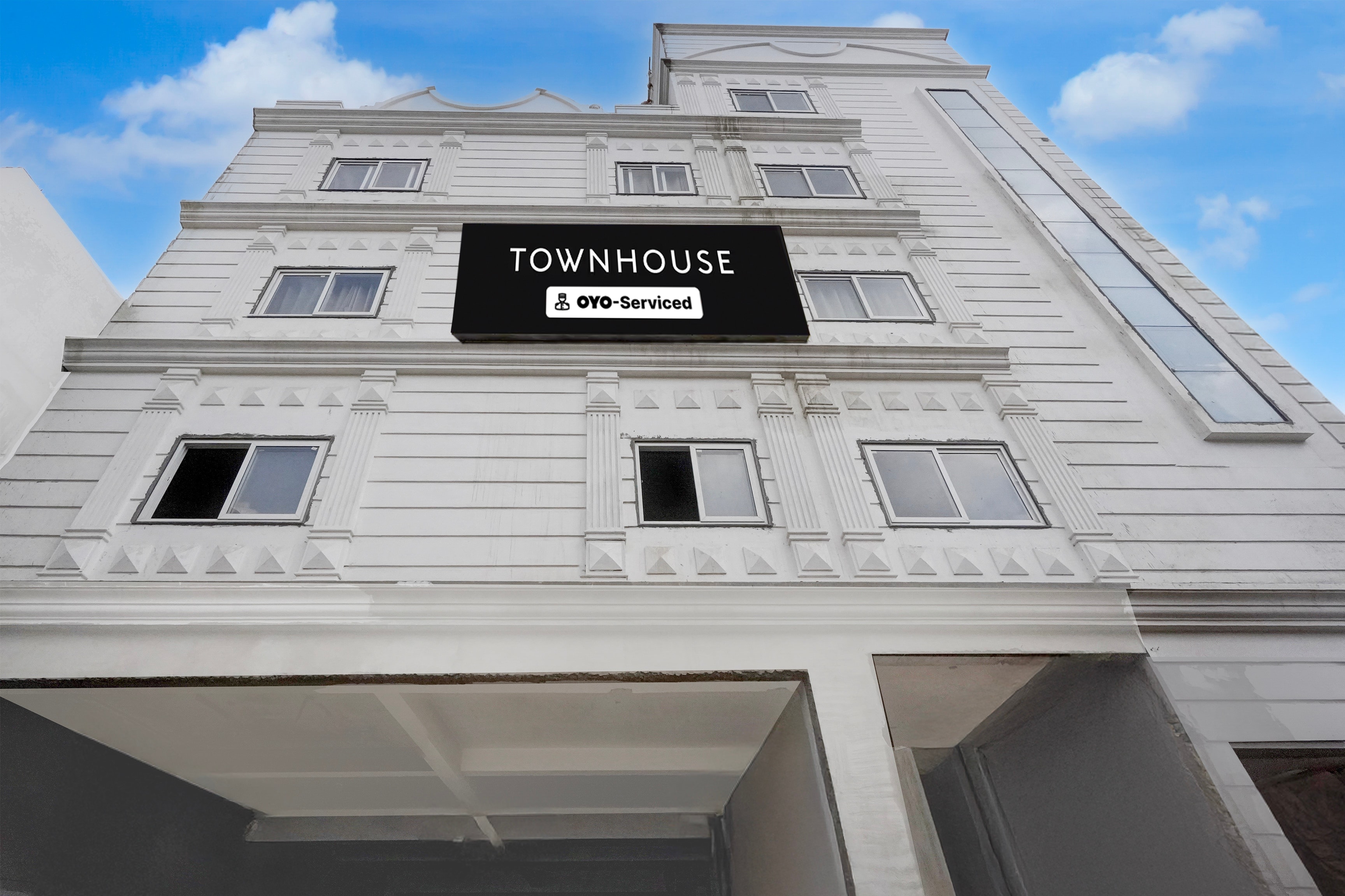 Super Townhouse Maha Mrityunjay Temple Varanasi - Tap to explore photos