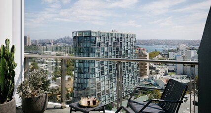 Indigo Sydney Potts Point Room Type - 1 King Standard Harbour View Balcony