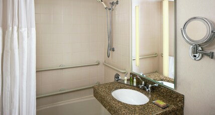 DoubleTree by Hilton Manchester Downtown Room Type - 2 QUEEN HEAR ACC