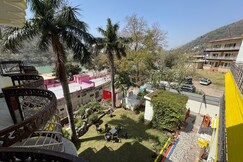 Nirvana Riverside Resort with Ganga View Rooms