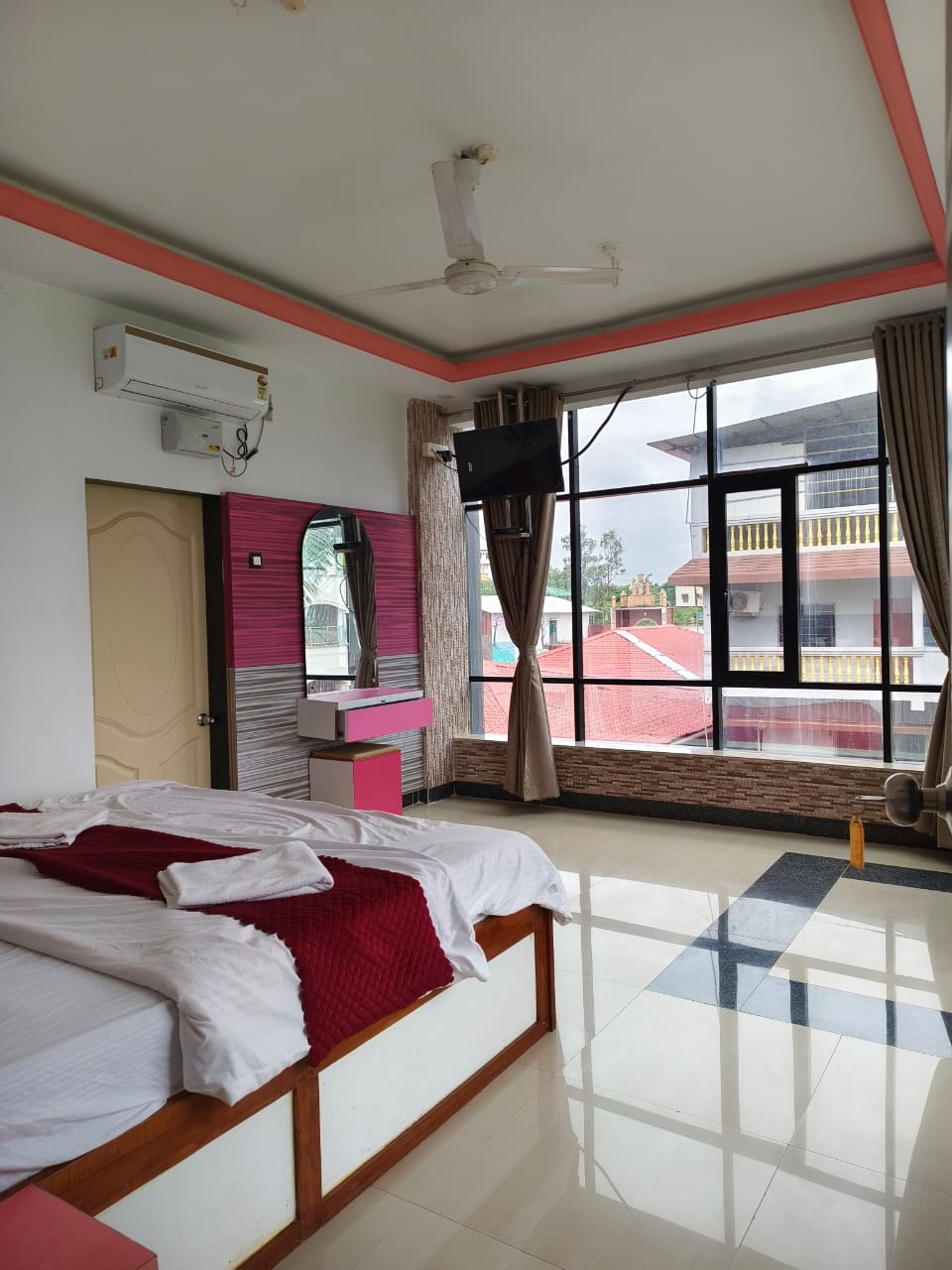 DELUXE KRISHNA SEA VIEW - Tap to explore photos