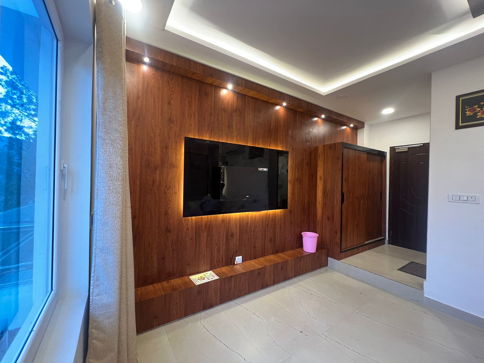 candlewood - Tap to explore photos