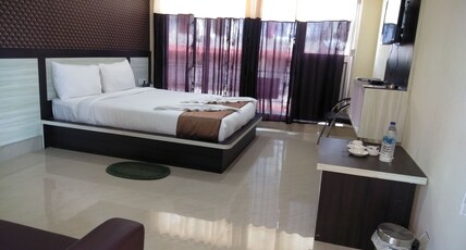 THE FOUR SEASON Room Type - Deluxe King With Balcony,