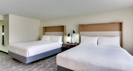 Holiday Inn STAUNTON CONFERENCE CENTER Room Type - 2 Queen Golf Course View Comm Accessible