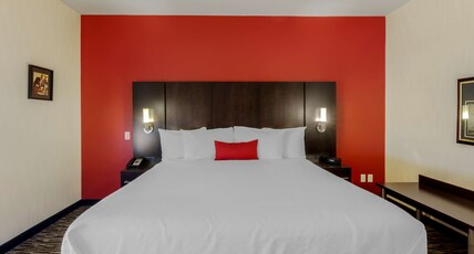 Best Western Premier C Hotel by Carmen's Room Type - Suite-1 King Bed, Non-Smoking, Whirlpool, Fireplace, Kitchenette, Sofabed
