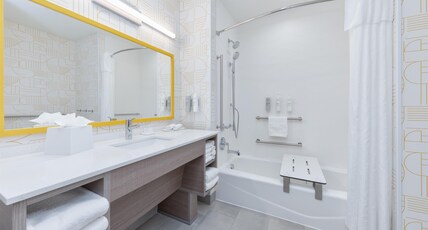 Home2 Suites by Hilton Paris Room Type - 1KG ACC TUB STUDIO SUITE