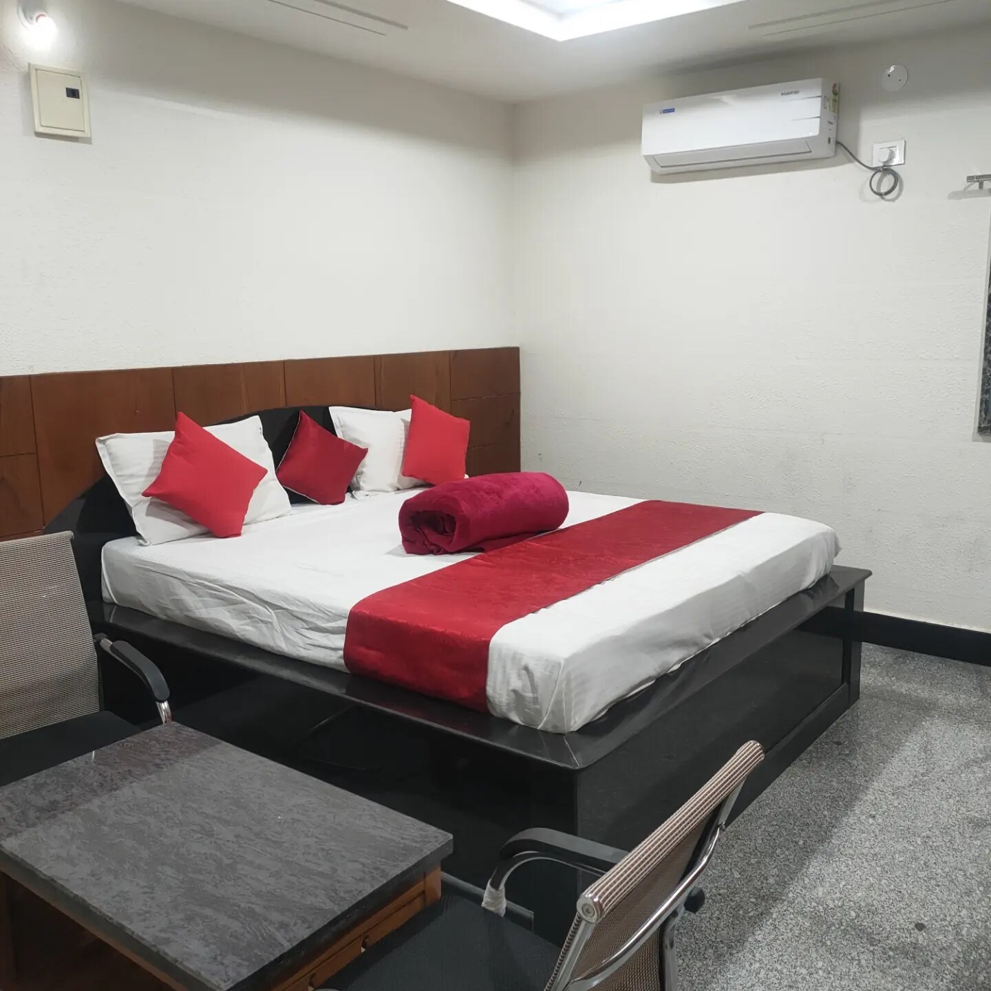 Hotel New Maruthi Residency inn - Tap to explore photos