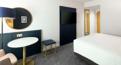 DoubleTree by Hilton Hotel Leeds City Centre Room Type - KING ROOM WITH CANAL VIEW DoubleTree by Hilton Hotel Leeds City Centre Room Type - KING ROOM WITH CANAL VIEW