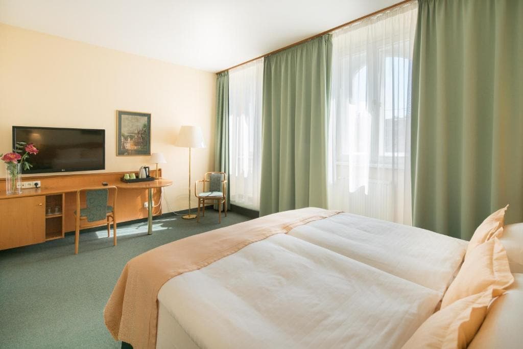 Best Western City Hotel Moran - Tap to explore photos