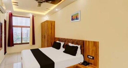 Hotel Manyam Palace Room Type - Deluxe Room with Air Conditioning