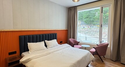 Hobknob - Stay | Cafe | Experience Room Type - Luxury Room with Mountain View
