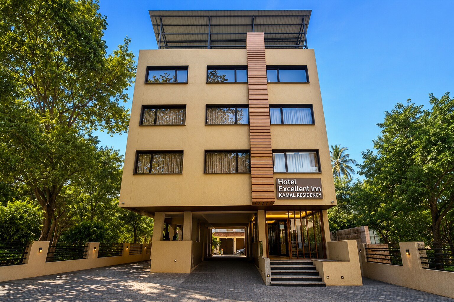 Hotel Excellent Inn - Tap to explore photos