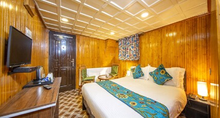 Gulmarg Ski Hill Resort Room Type - Deluxe Room With Central Heating