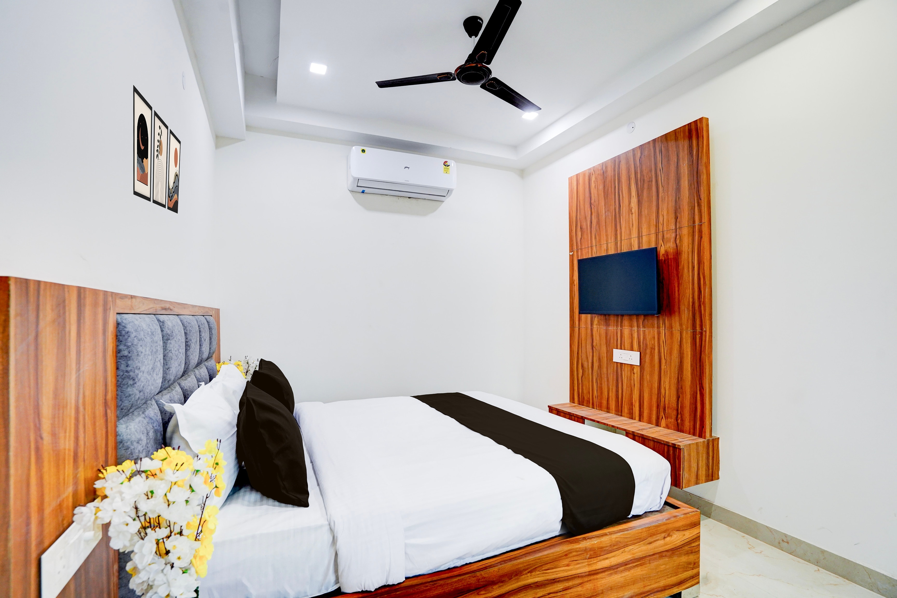 Super Townhouse Sector 93 Noida Expressway - Tap to explore photos