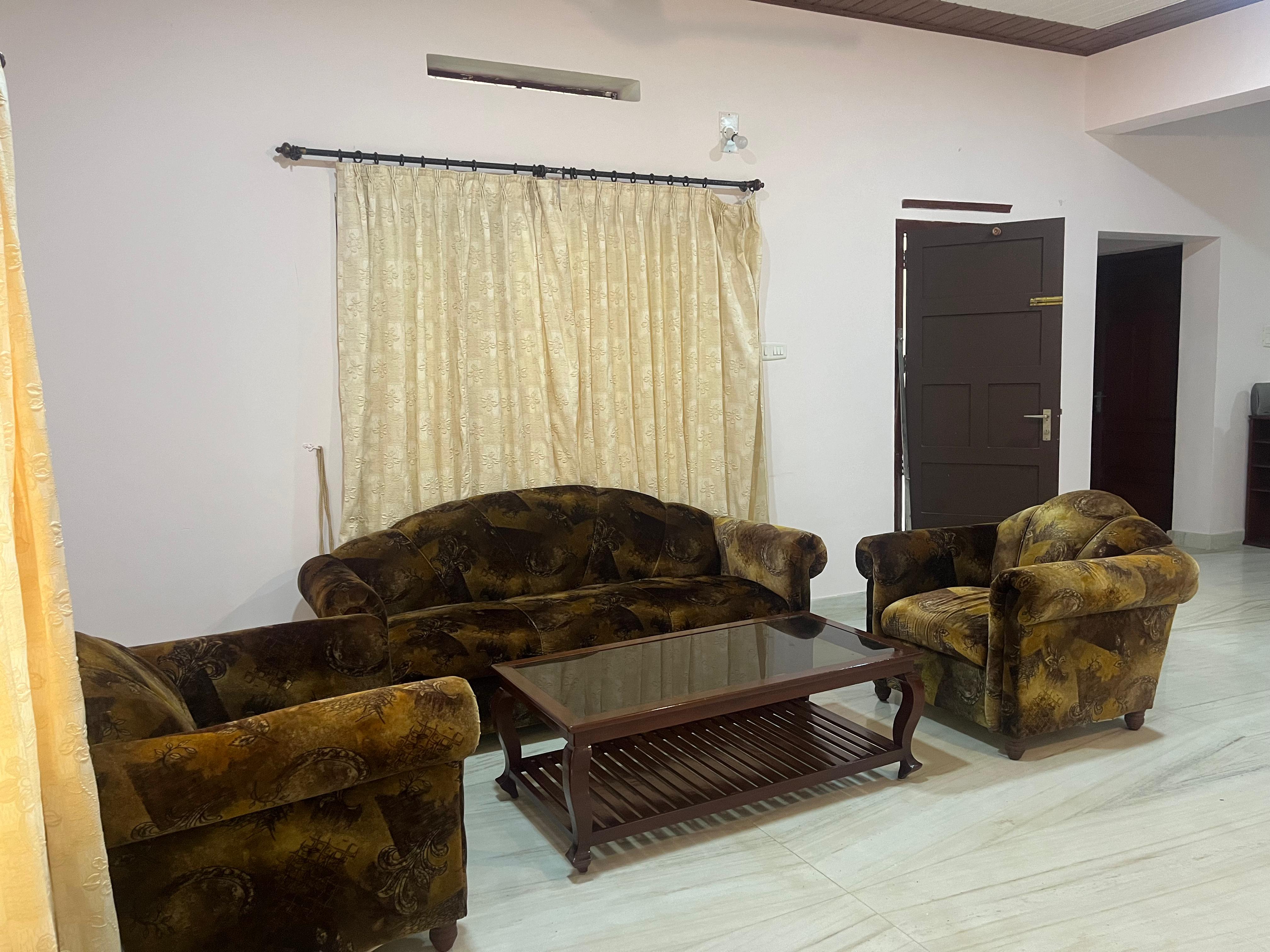 DE Royale Summit Homestay - Tap to explore photos