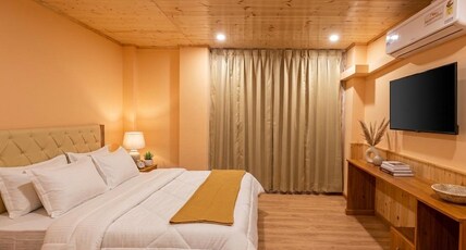 Mist Valley by Zenia Room Type - Deluxe Room with King Sized Bed with Balcony and Mountain View