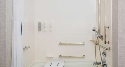 Hampton Inn by Hilton Ocoee Orlando Room Type - 1KNG MOB HEAR ACC W TUB