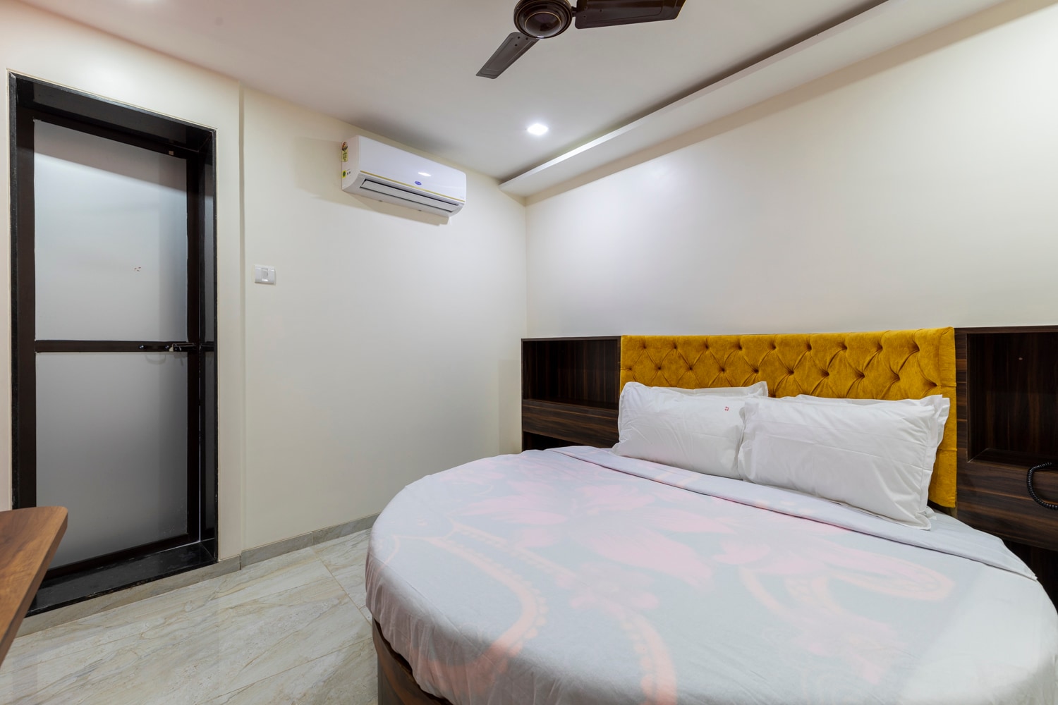 Hotel Samrat Palace - Tap to explore photos