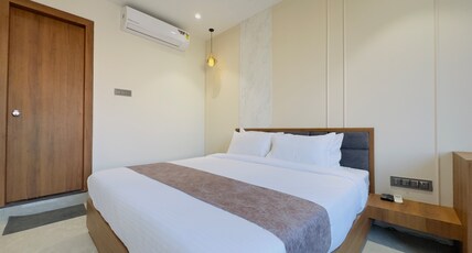 Travinities Hotel Avni Palace Room Type - Deluxe King