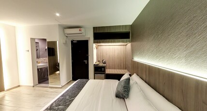 Flora by Crossroads Hotel Room Type - Premier City View Room
