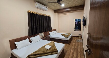 Hotel maheshwari green's Room Type - Deluxe Family Room AC