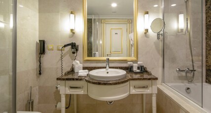 Crowne Plaza Hotel Istanbul - Asia Room Type - 1 King Bed Premium Lounge Access