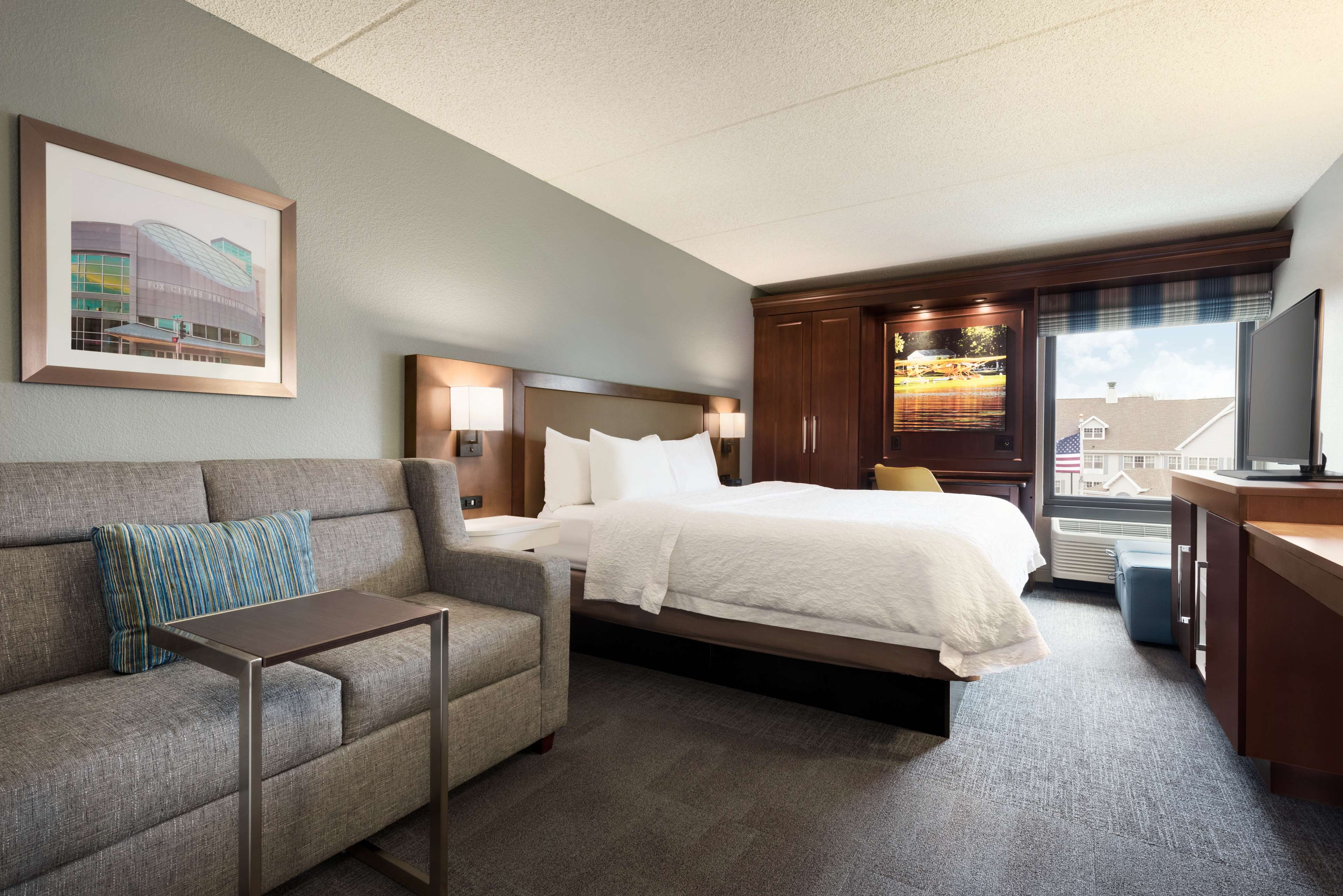 Hampton Inn Appleton-Fox River Mall Area - Tap to explore photos