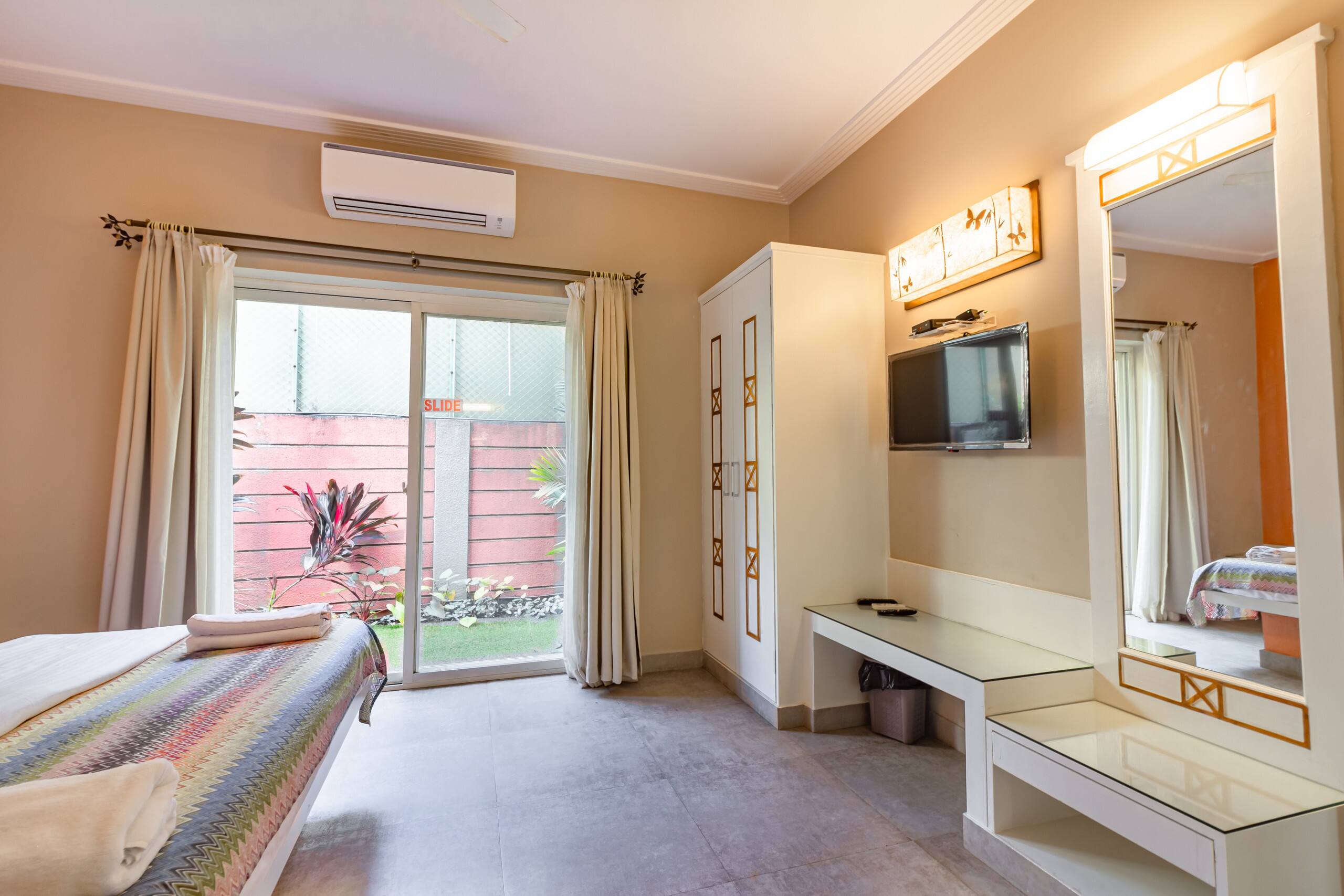 LookNoMore 5br Pool Villa Candolim Beach 600m - Tap to explore photos