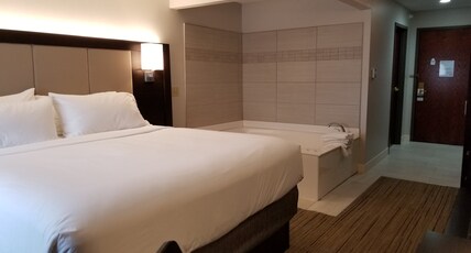 Holiday Inn Express BIRCH RUN (FRANKENMUTH AREA) Room Type - 1 King Standard Jetted Tub